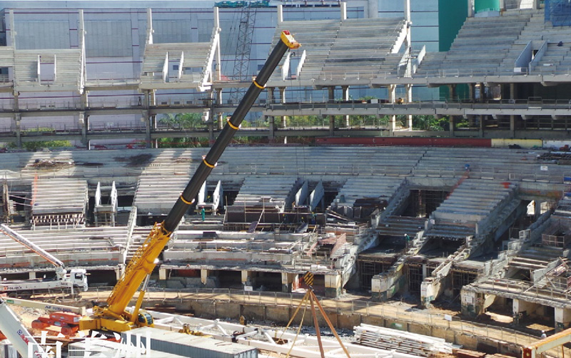 汽車起重機在巴西圣保羅參與世界杯足球場館建設