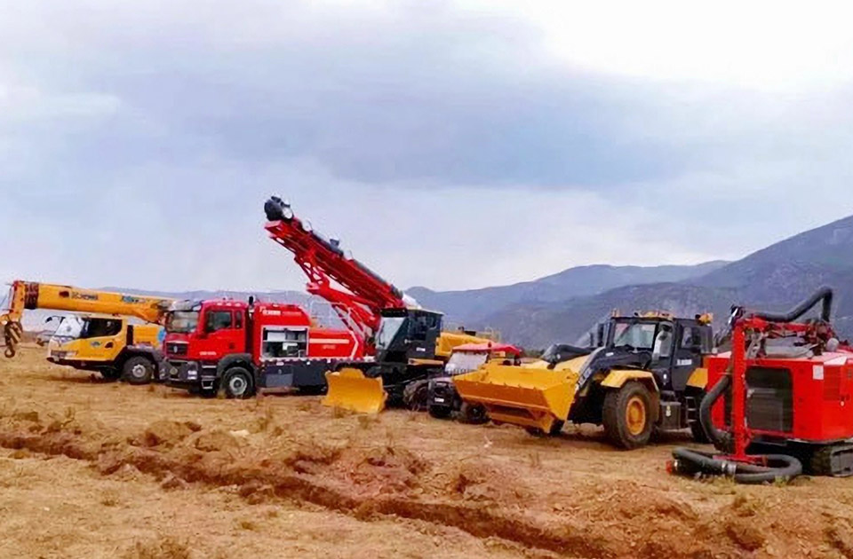 徐工參與空地聯(lián)合營救滅火、“孤島”救援、堰塞湖險(xiǎn)情處置等實(shí)戰(zhàn)演練。