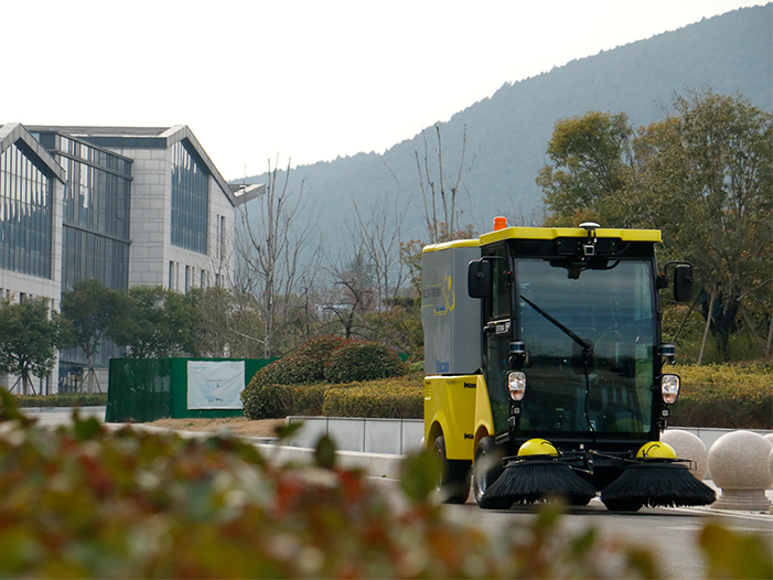 徐工無人駕駛掃路機在徐州珠山藝術街區(qū)作業(yè)